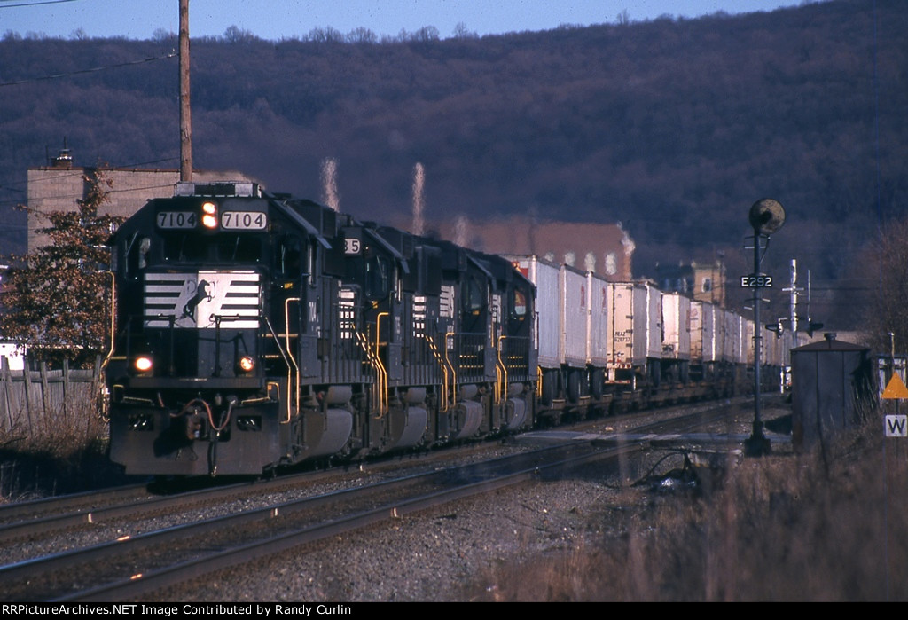 NS 7104 on Tr NS 213